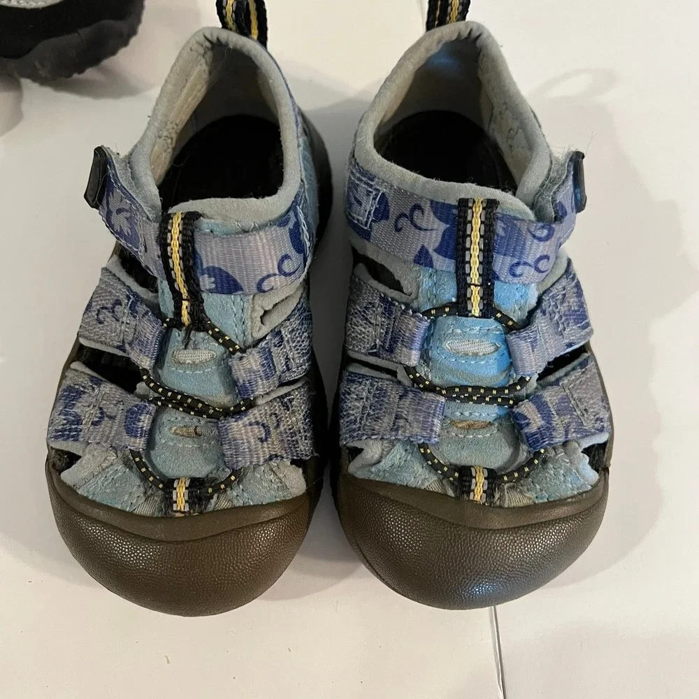 Boys size 5/6 water shoes and sandals (s-182)